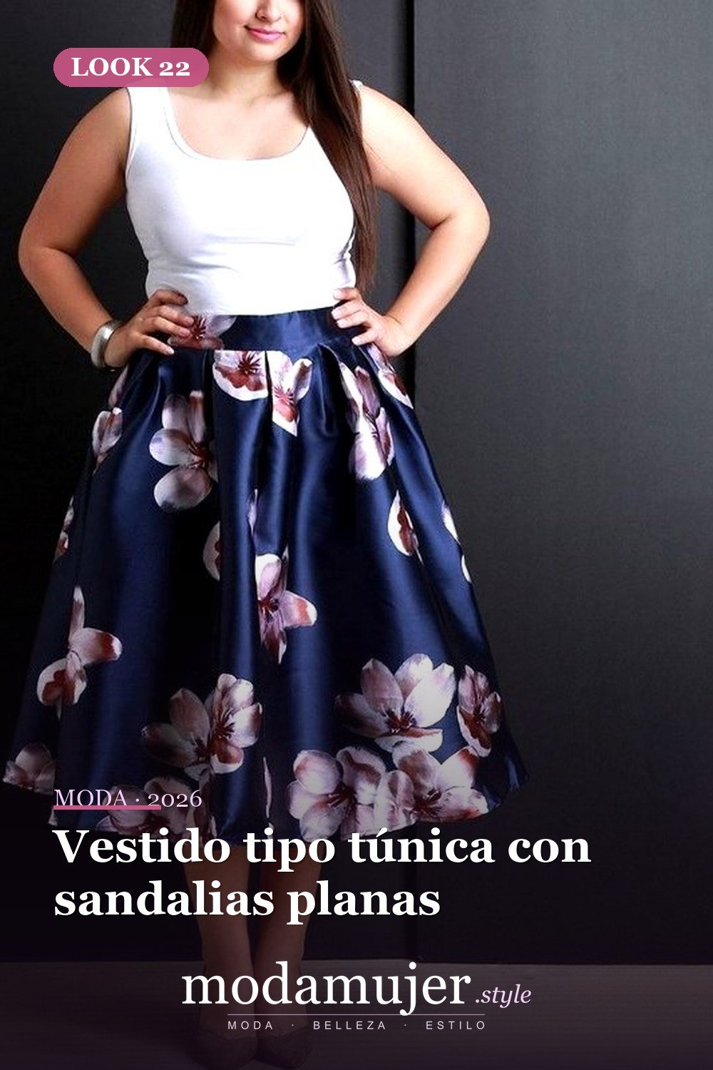 Vestido tipo túnica con sandalias planas — 24 ideas de trajes casuales de talla grande para verano 2026