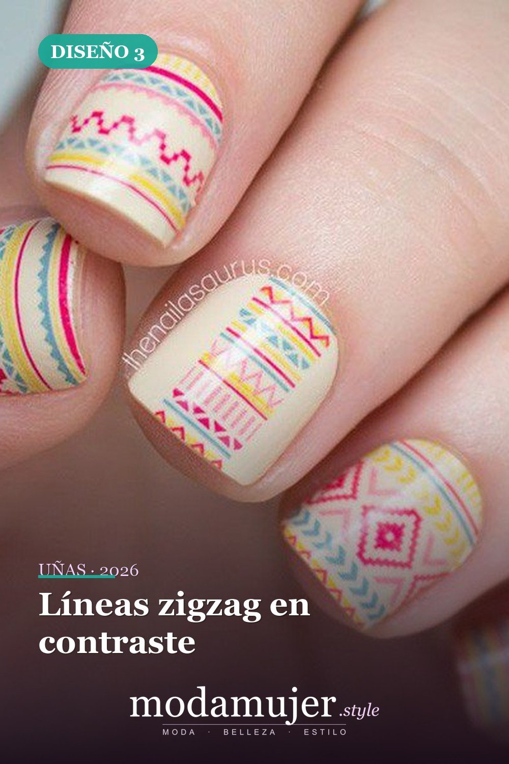 Líneas zigzag en contraste — 25 diseños de uñas tribales elegantes y geniales