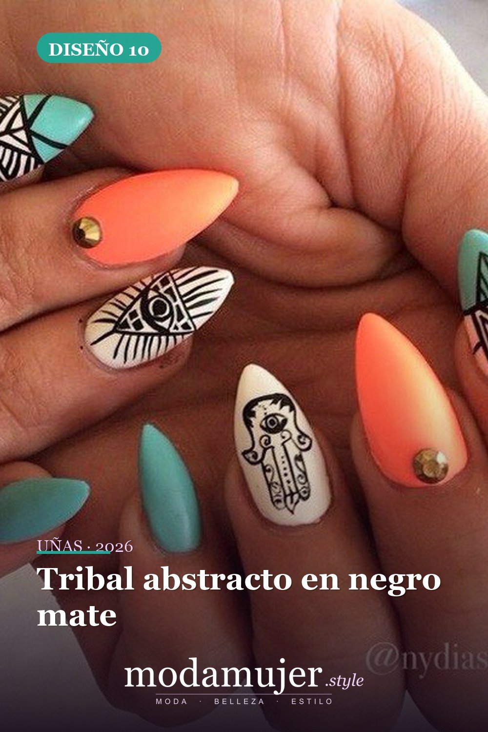 Tribal abstracto en negro mate — 25 diseños de uñas tribales elegantes y geniales
