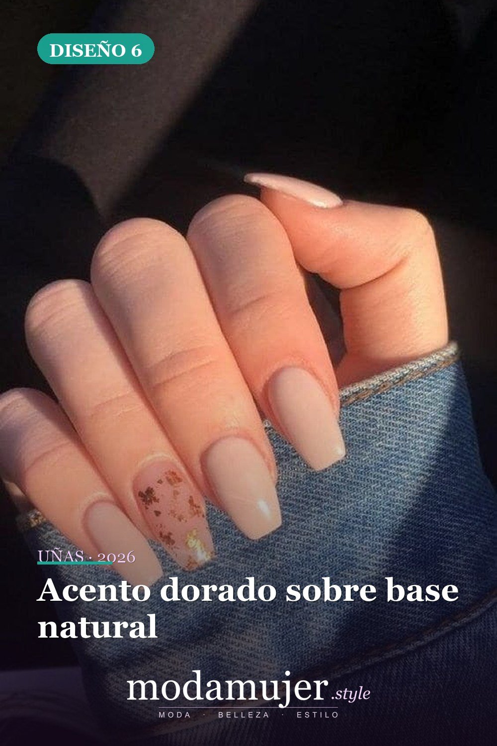 Acento dorado sobre base natural — 25 elegantes colores navideños para uñas que se ven naturales y duran mucho tiempo