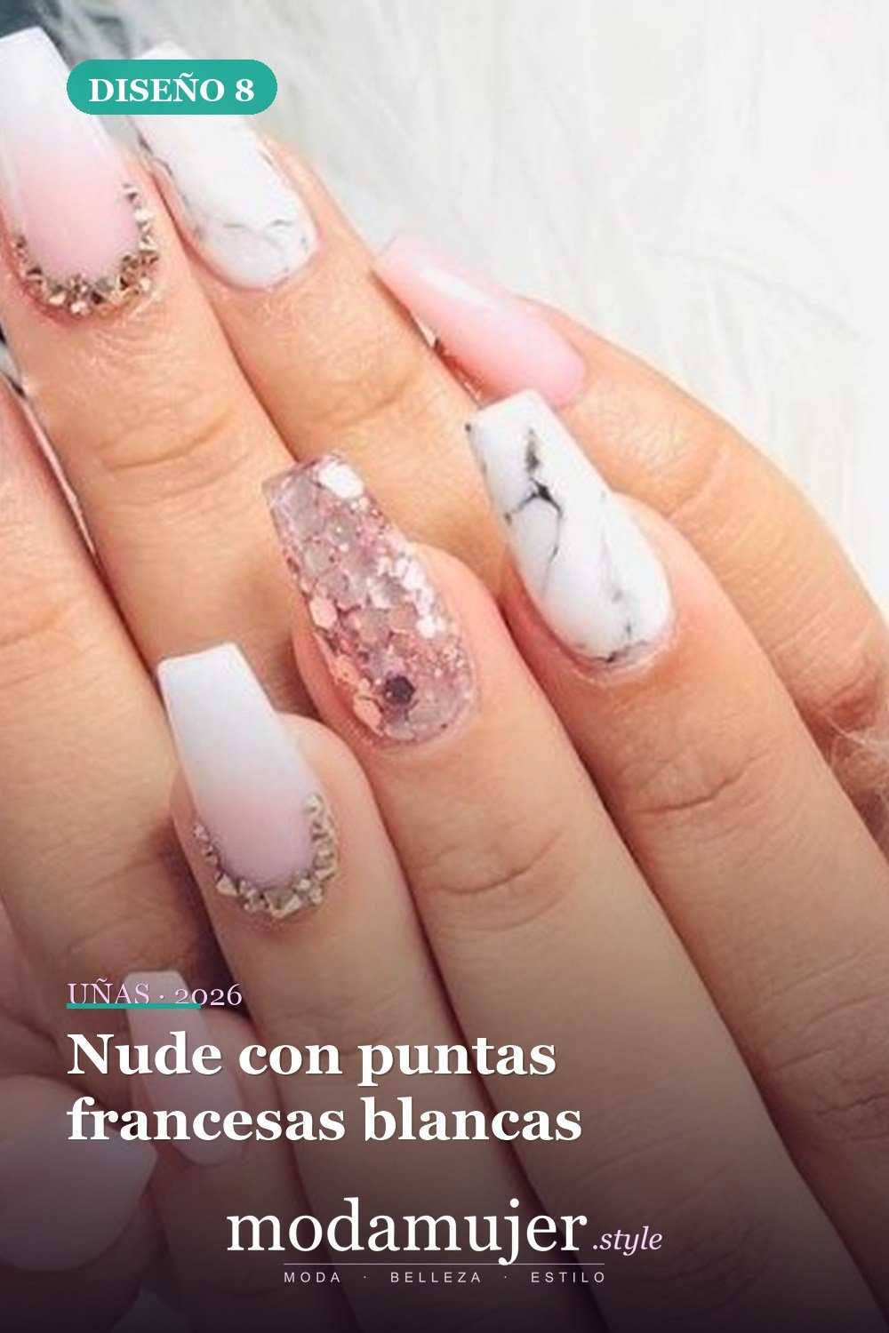 Nude con puntas francesas blancas — 25 elegantes colores navideños para uñas que se ven naturales y duran mucho tiempo