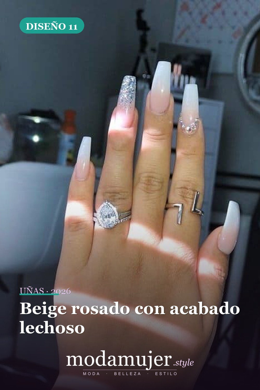 Beige rosado con acabado lechoso — 25 elegantes colores navideños para uñas que se ven naturales y duran mucho tiempo