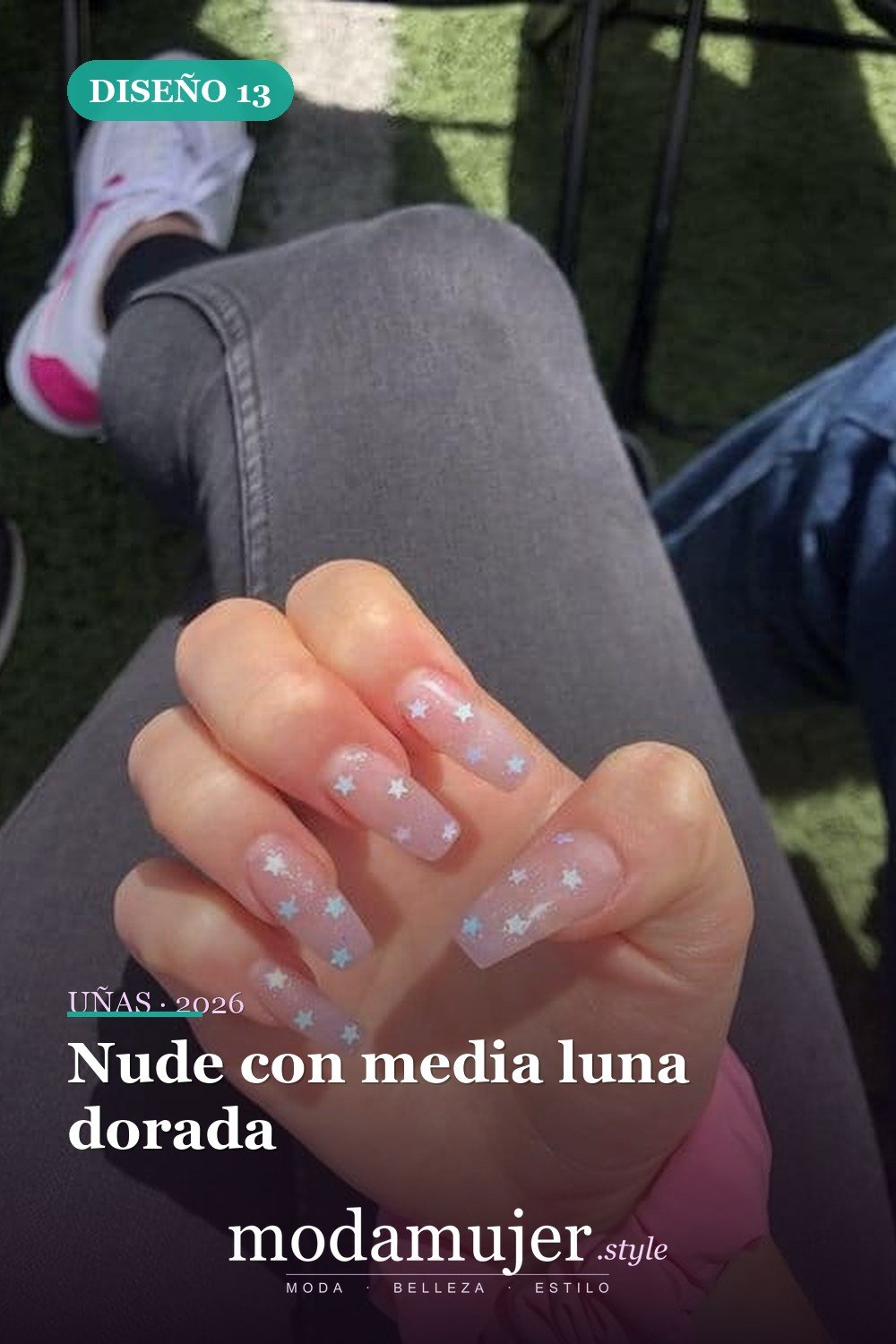 Nude con media luna dorada — 25 elegantes colores navideños para uñas que se ven naturales y duran mucho tiempo