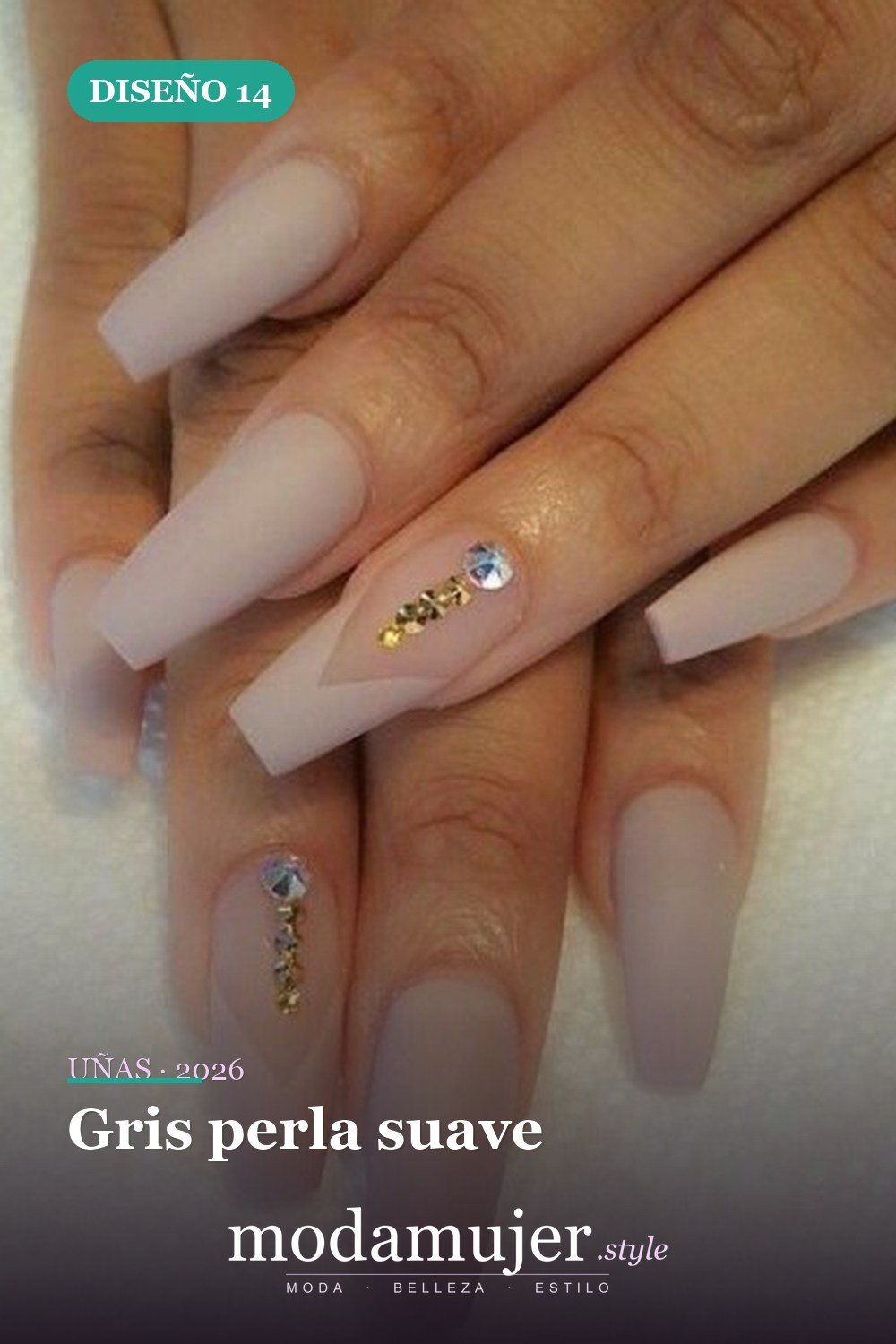 Gris perla suave — 25 elegantes colores navideños para uñas que se ven naturales y duran mucho tiempo