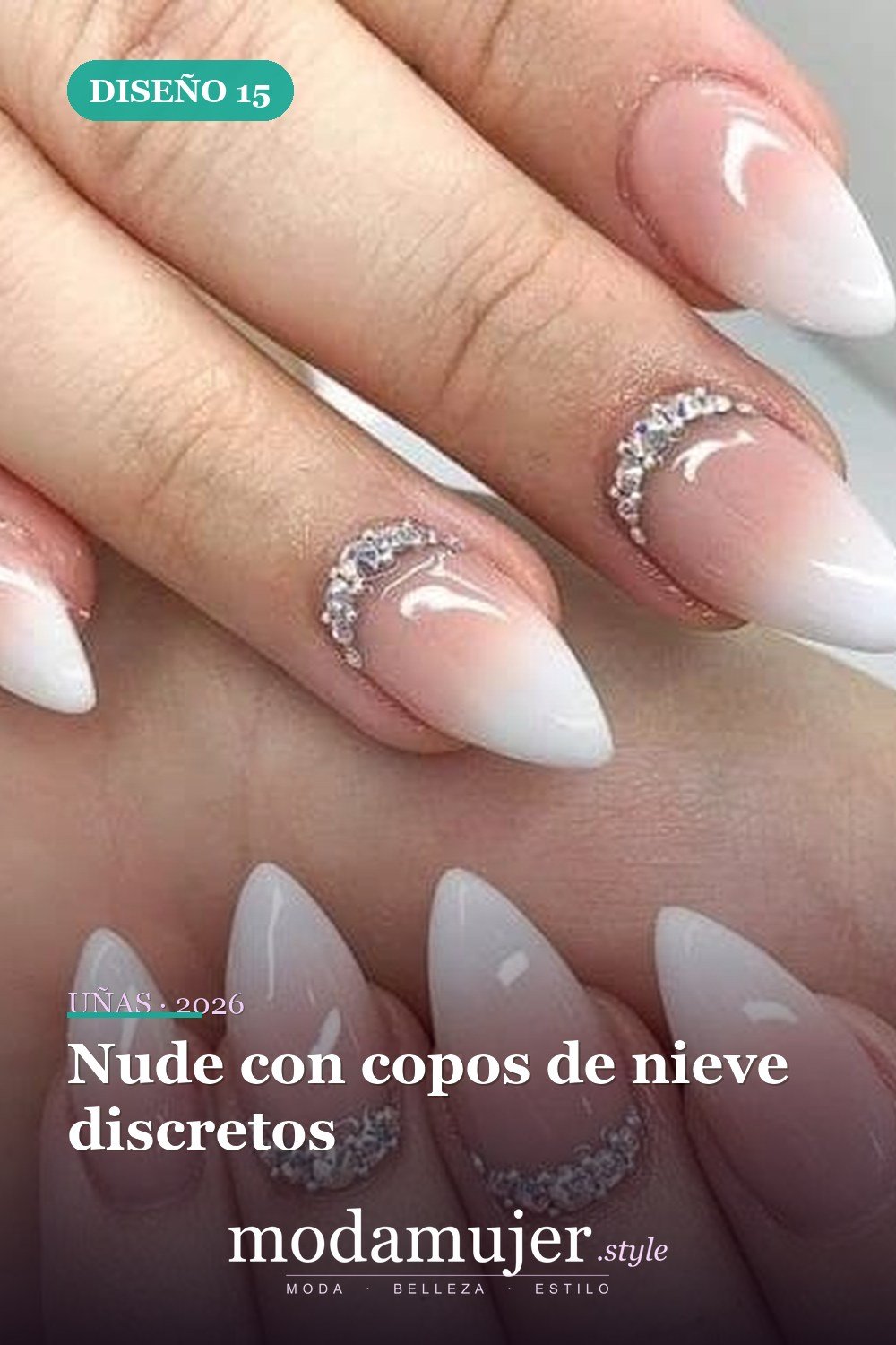 Nude con copos de nieve discretos — 25 elegantes colores navideños para uñas que se ven naturales y duran mucho tiempo