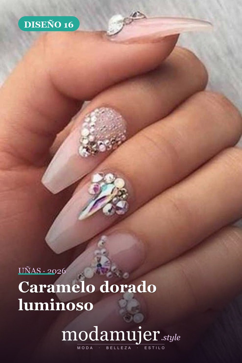 Caramelo dorado luminoso — 25 elegantes colores navideños para uñas que se ven naturales y duran mucho tiempo