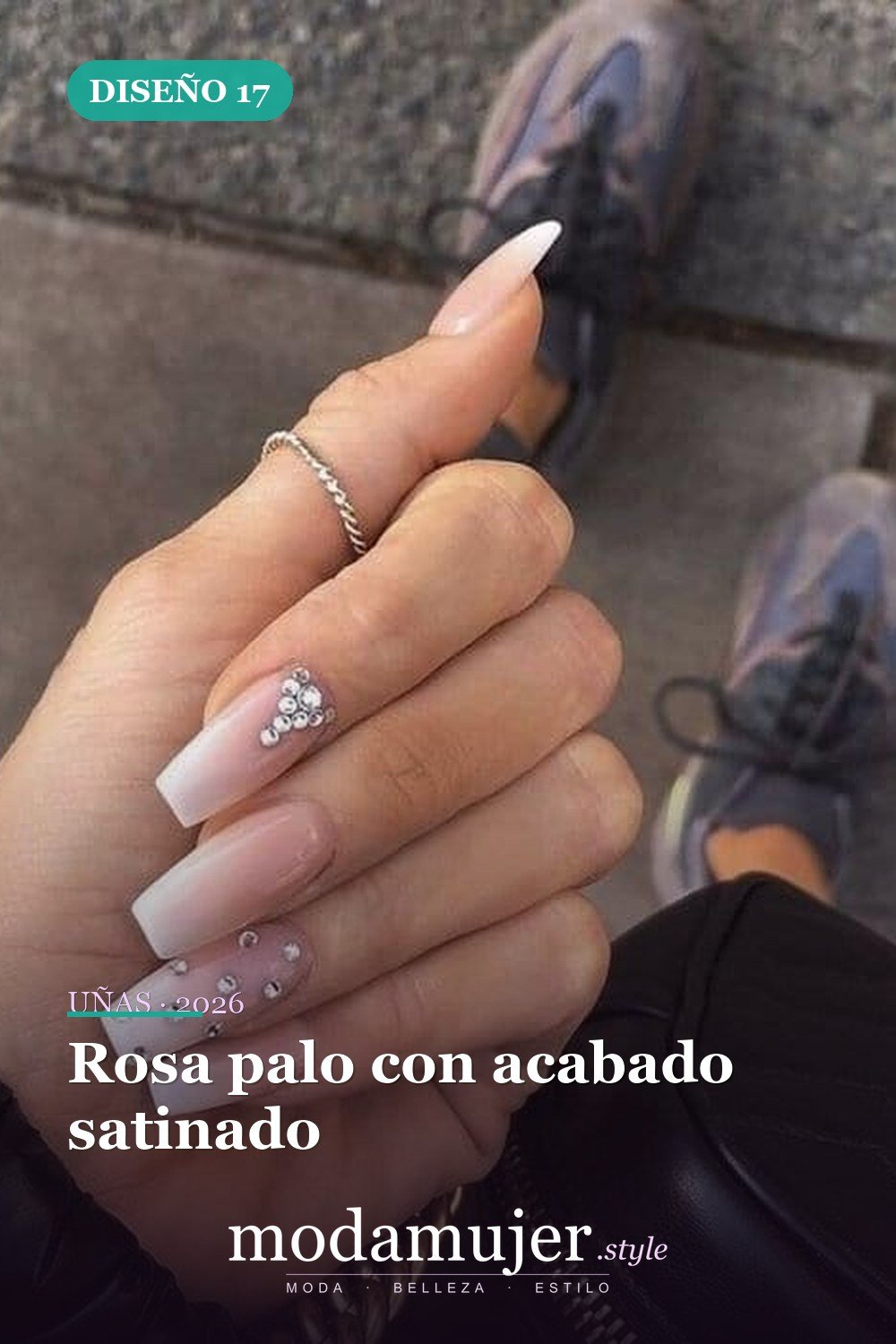 Rosa palo con acabado satinado — 25 elegantes colores navideños para uñas que se ven naturales y duran mucho tiempo