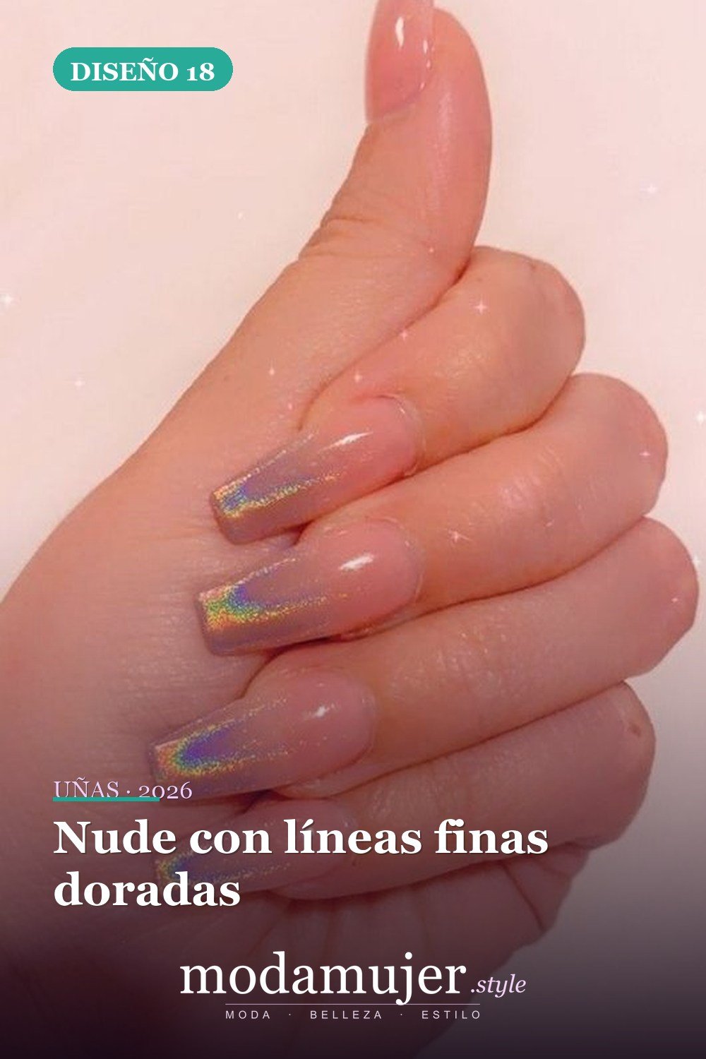 Nude con líneas finas doradas — 25 elegantes colores navideños para uñas que se ven naturales y duran mucho tiempo