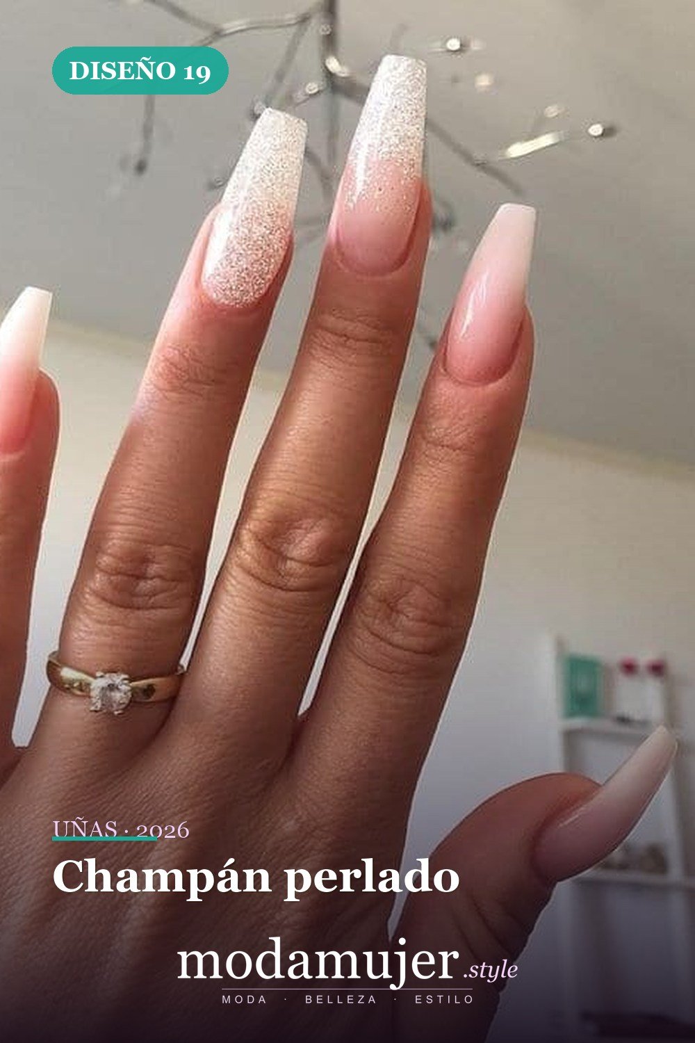 Champán perlado — 25 elegantes colores navideños para uñas que se ven naturales y duran mucho tiempo