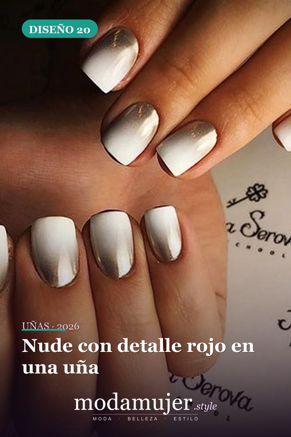 Nude con detalle rojo en una uña — 25 elegantes colores navideños para uñas que se ven naturales y duran mucho tiempo