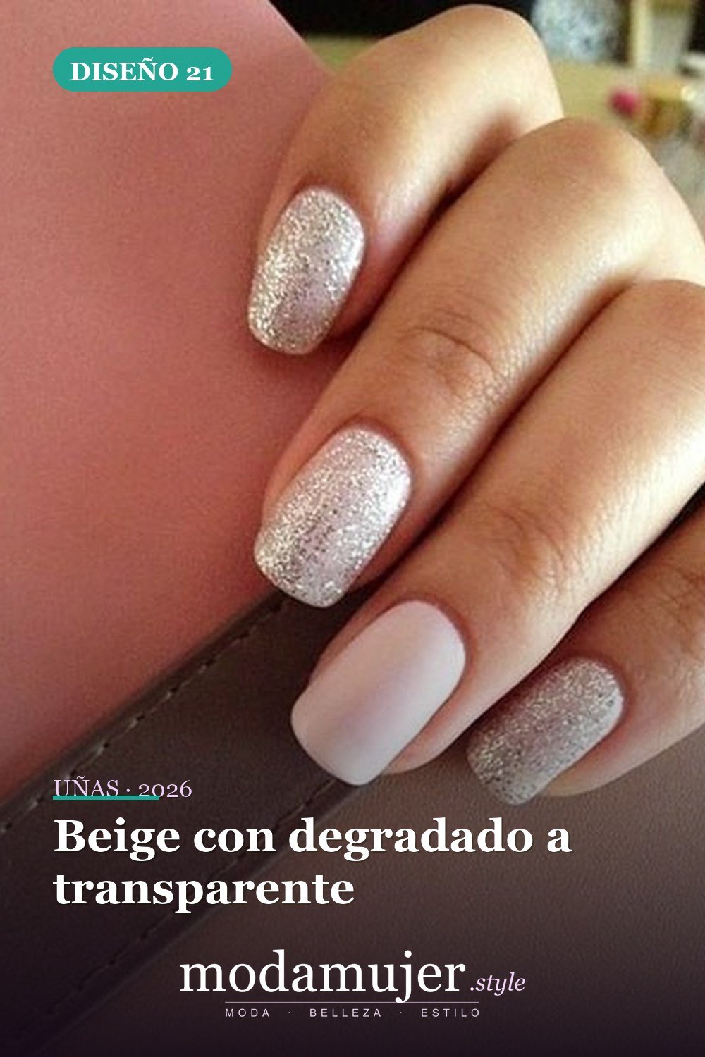 Beige con degradado a transparente — 25 elegantes colores navideños para uñas que se ven naturales y duran mucho tiempo