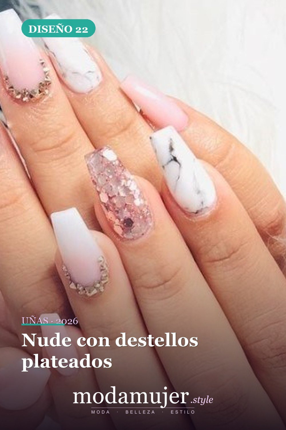 Nude con destellos plateados — 25 elegantes colores navideños para uñas que se ven naturales y duran mucho tiempo