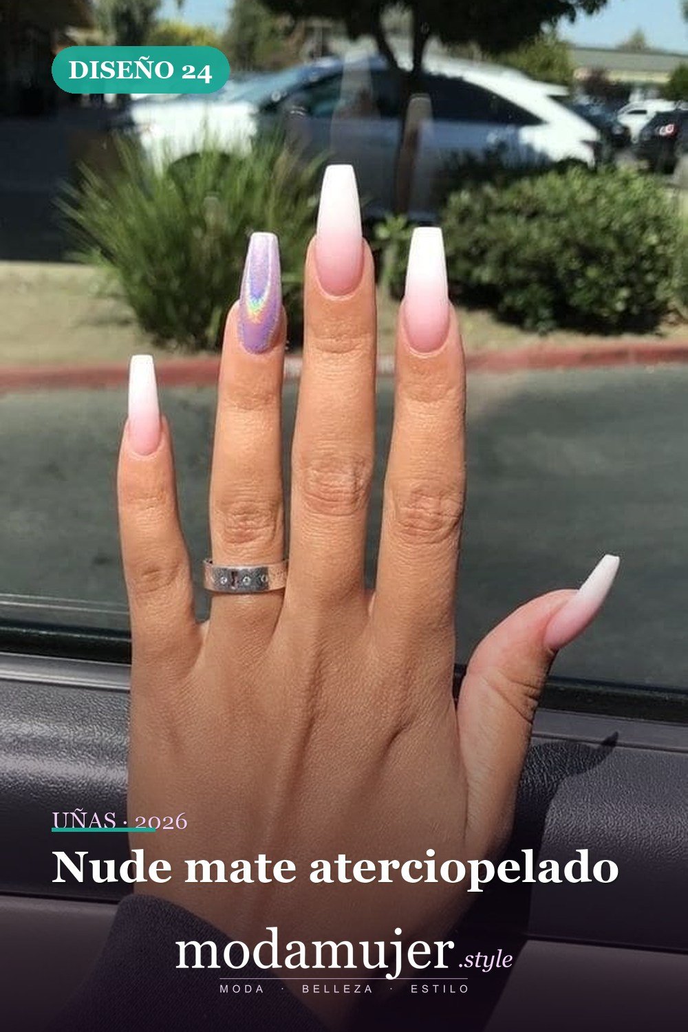 Nude mate aterciopelado — 25 elegantes colores navideños para uñas que se ven naturales y duran mucho tiempo