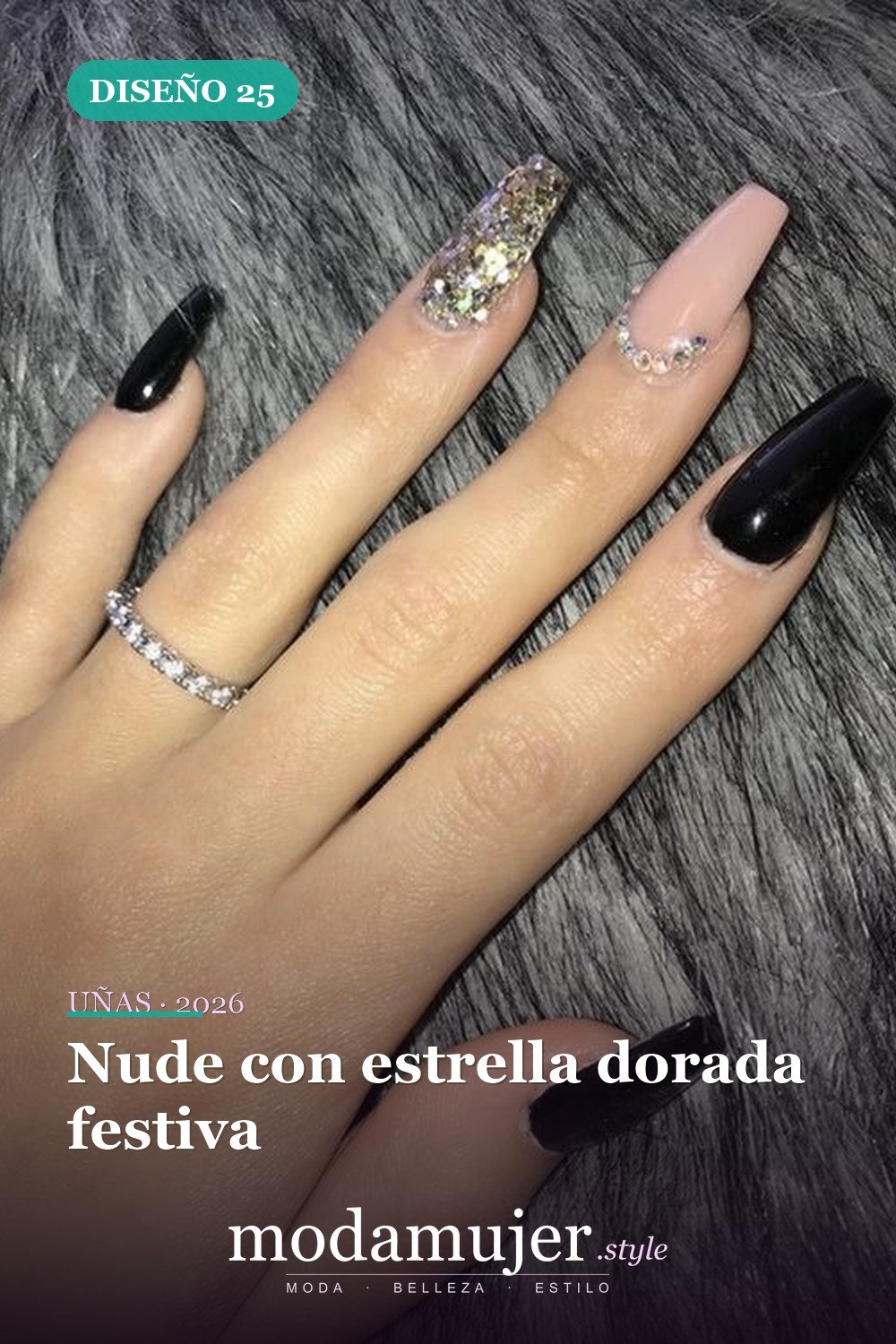Nude con estrella dorada festiva — 25 elegantes colores navideños para uñas que se ven naturales y duran mucho tiempo