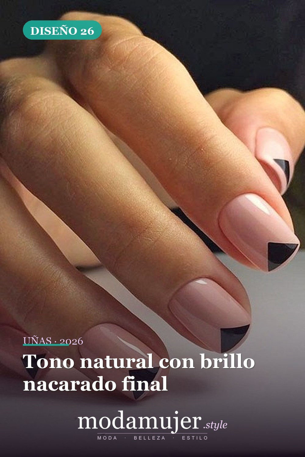 Tono natural con brillo nacarado final — 25 elegantes colores navideños para uñas que se ven naturales y duran mucho tiempo