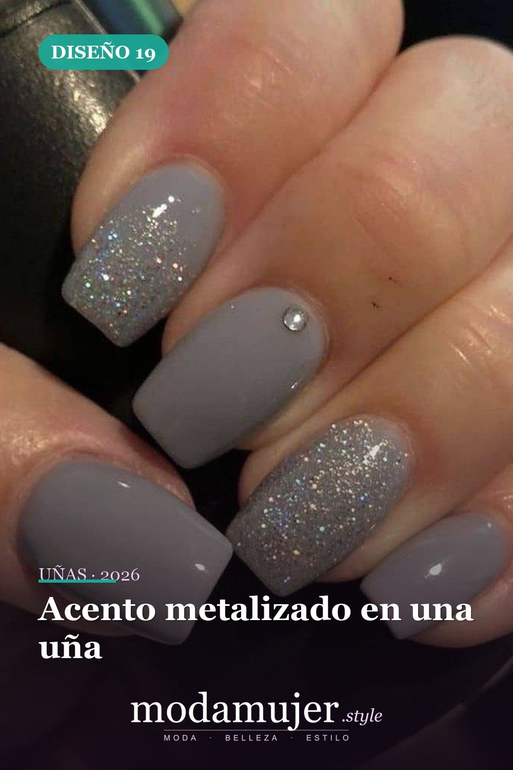 Acento metalizado en una uña — 25 impresionantes uñas de invierno para iluminarte