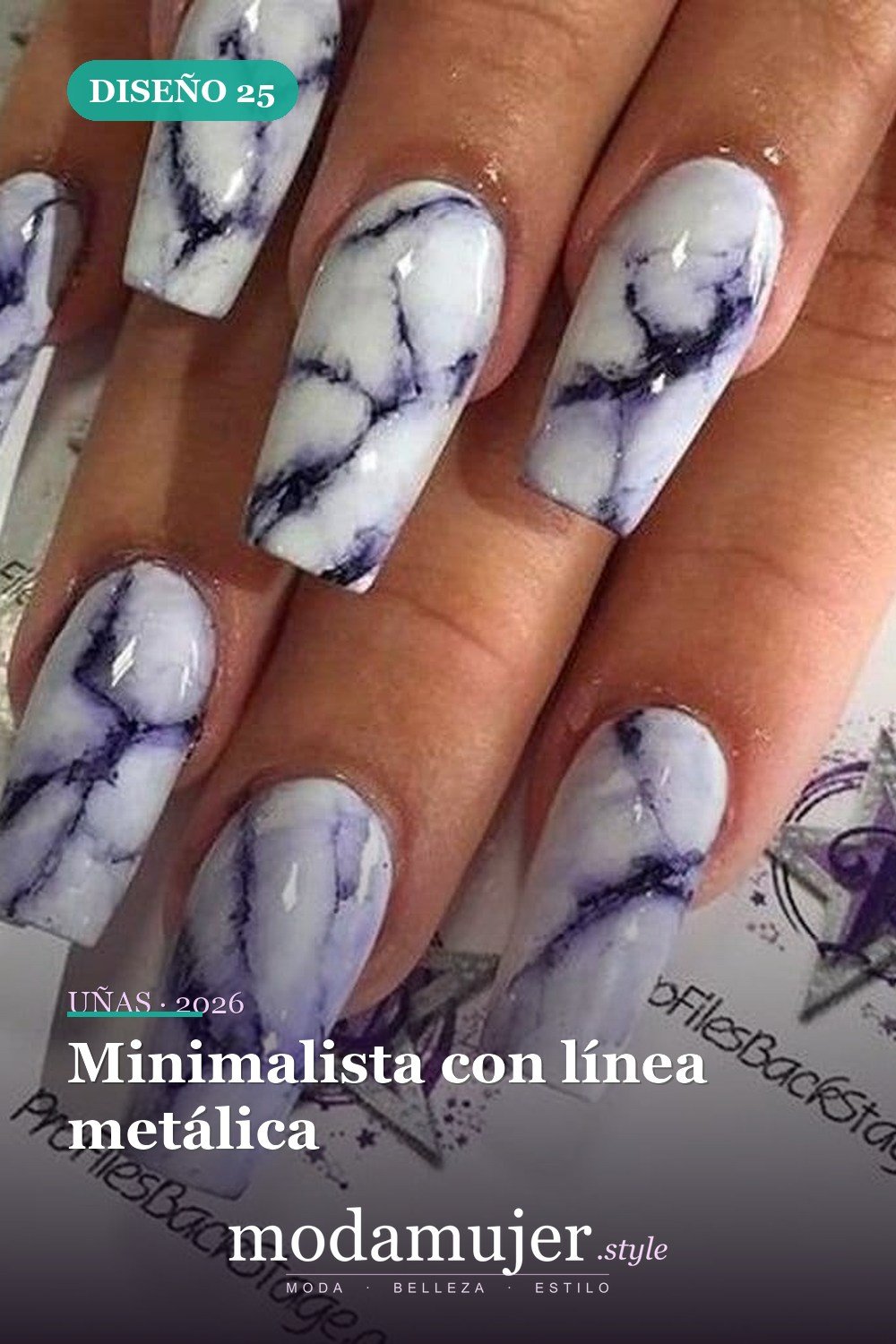 Minimalista con línea metálica — 25 impresionantes uñas de invierno para iluminarte