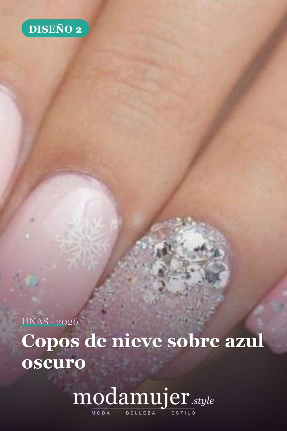 Copos de nieve sobre azul oscuro — 25 increíbles colores de uñas de invierno que combinan con la nieve