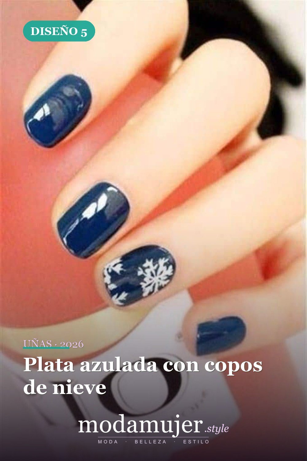 Plata azulada con copos de nieve — 25 increíbles colores de uñas de invierno que combinan con la nieve