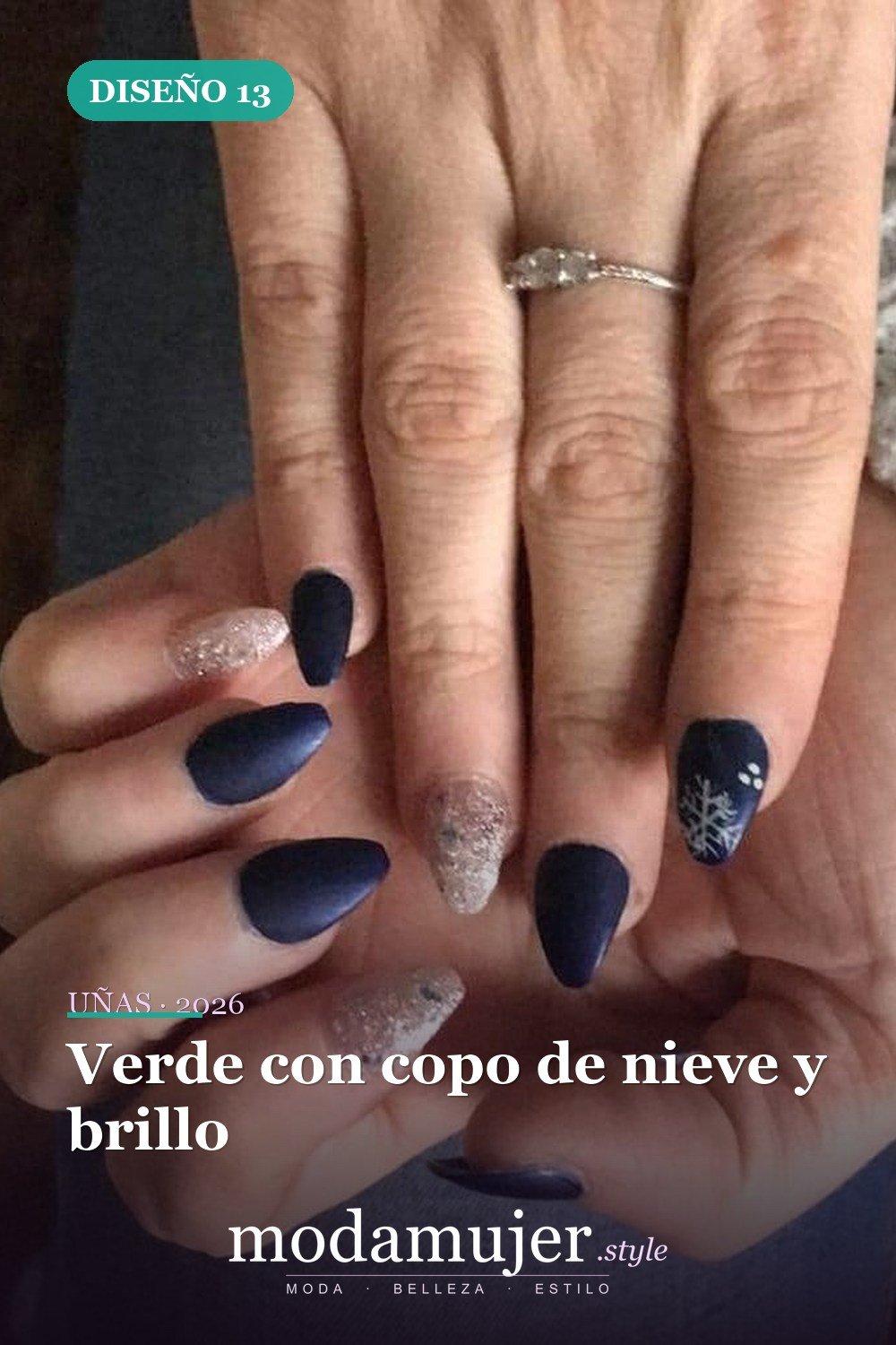 Verde con copo de nieve y brillo — 25 increíbles colores de uñas de invierno que combinan con la nieve
