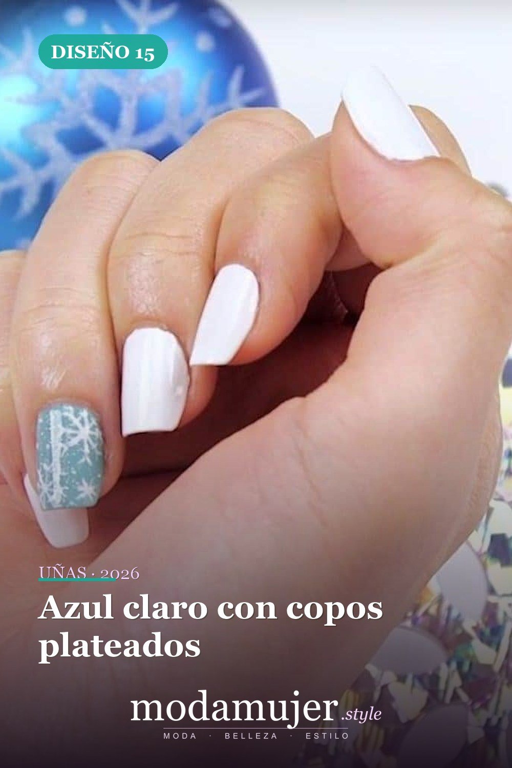 Azul claro con copos plateados — 25 increíbles colores de uñas de invierno que combinan con la nieve