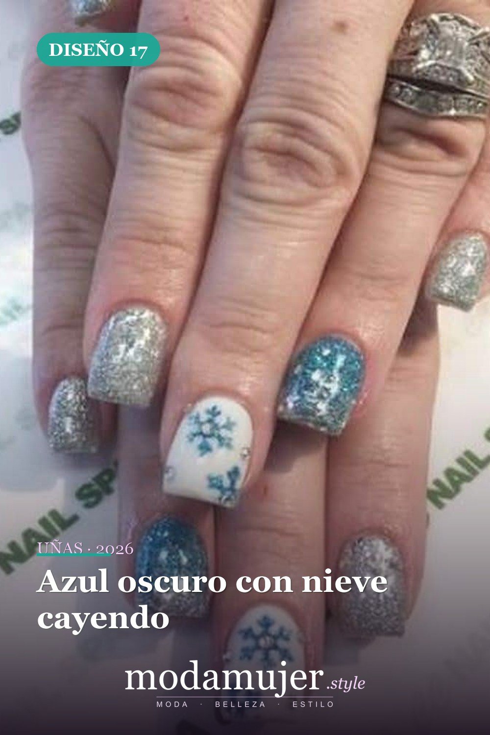 Azul oscuro con nieve cayendo — 25 increíbles colores de uñas de invierno que combinan con la nieve