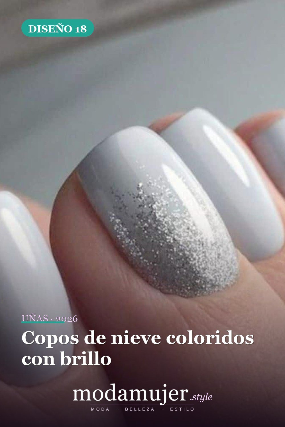 Copos de nieve coloridos con brillo — 25 increíbles colores de uñas de invierno que combinan con la nieve