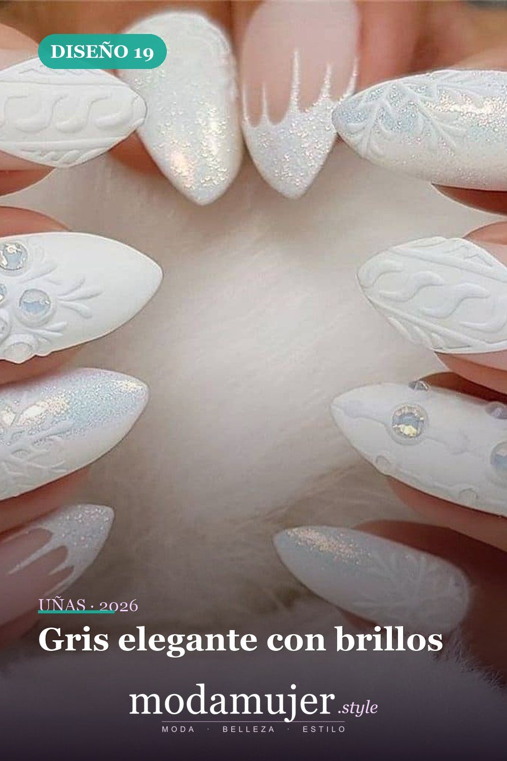 Gris elegante con brillos — 25 increíbles colores de uñas de invierno que combinan con la nieve