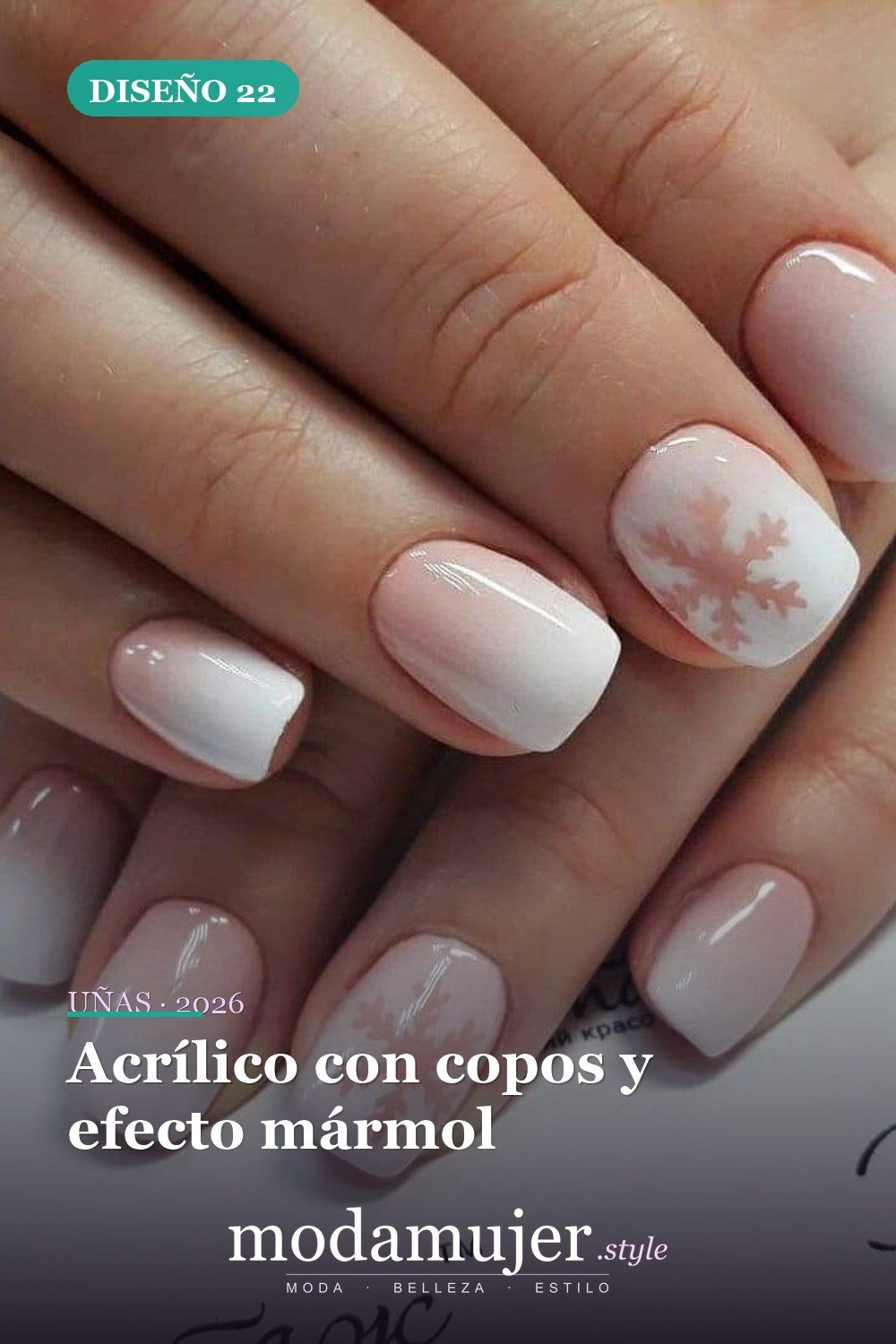 Acrílico con copos y efecto mármol — 25 increíbles colores de uñas de invierno que combinan con la nieve