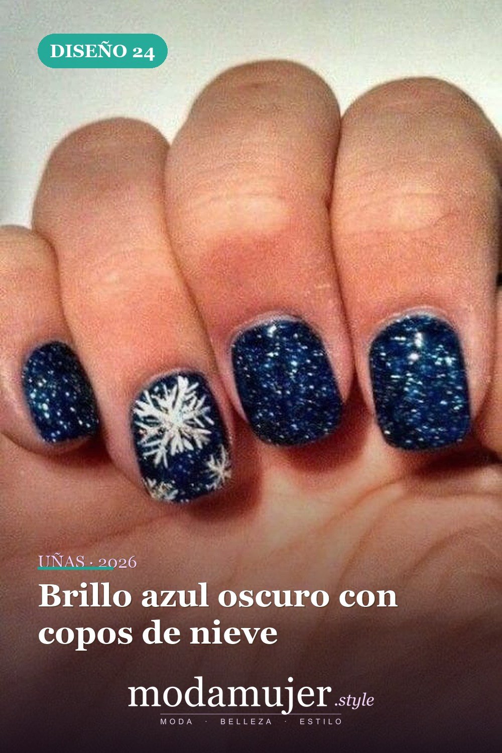 Brillo azul oscuro con copos de nieve — 25 increíbles colores de uñas de invierno que combinan con la nieve