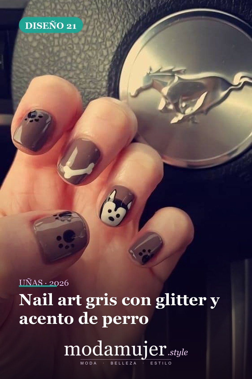 Nail art gris con glitter y acento de perro — 25 Increíbles Diseños de Uñas Husky para el Invierno
