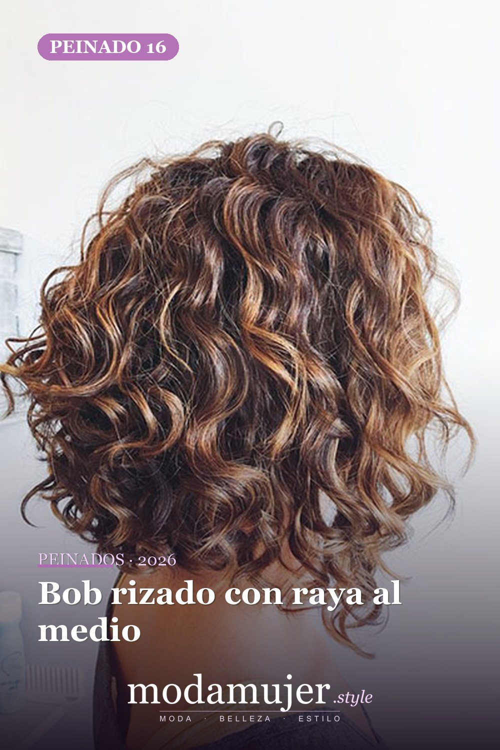 Bob rizado con raya al medio — 25 peinados para cabello corto y rizado