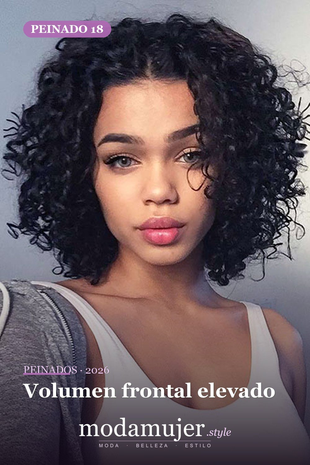 Volumen frontal elevado — 25 peinados para cabello corto y rizado