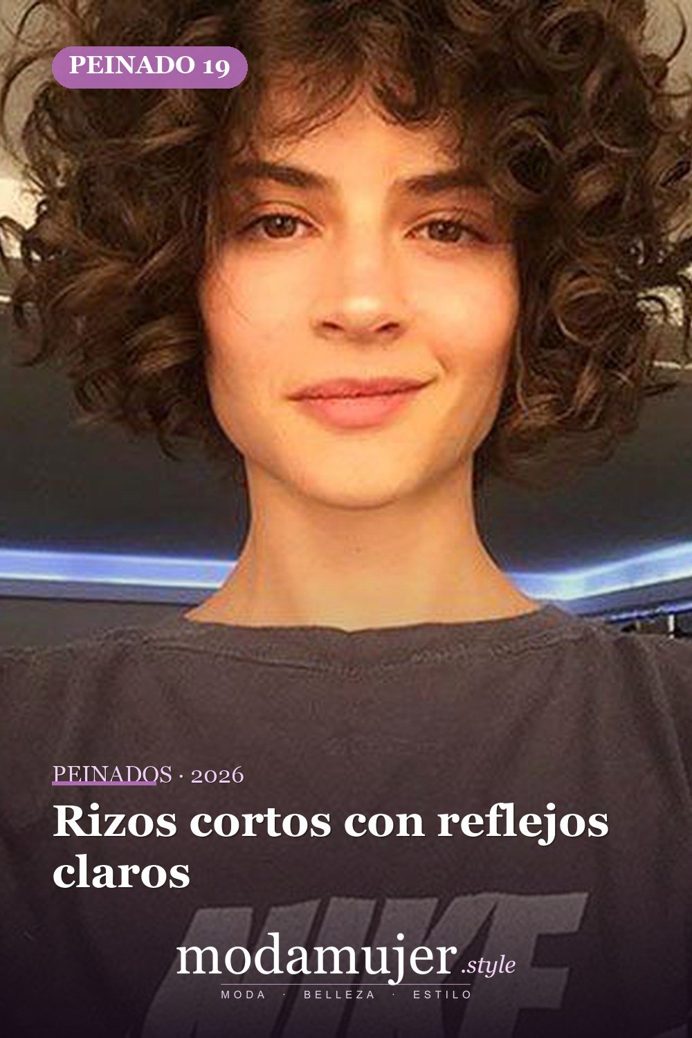 Rizos cortos con reflejos claros — 25 peinados para cabello corto y rizado