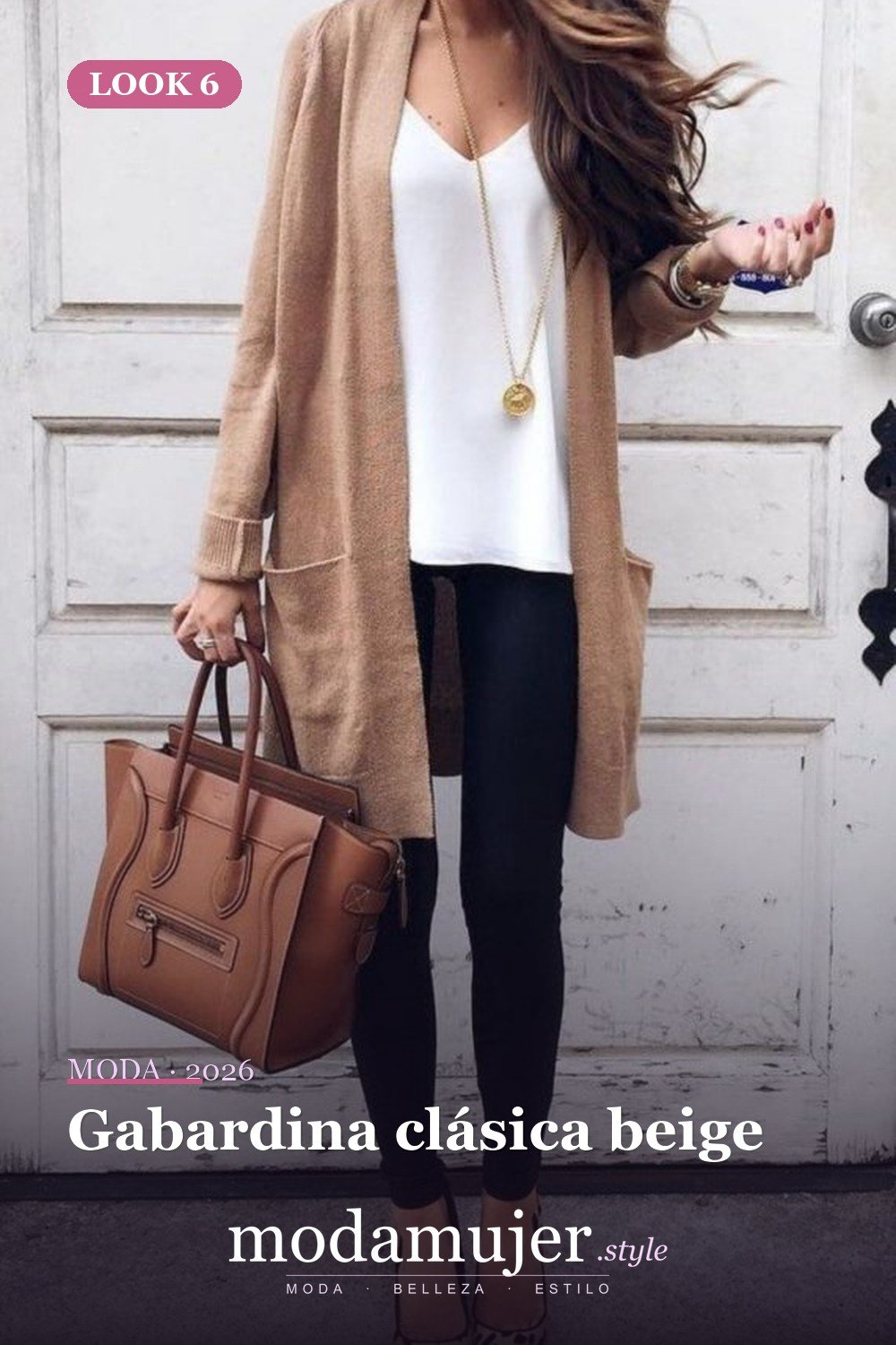 Gabardina clásica beige — 25 ideas de trajes de otoño que debes tener