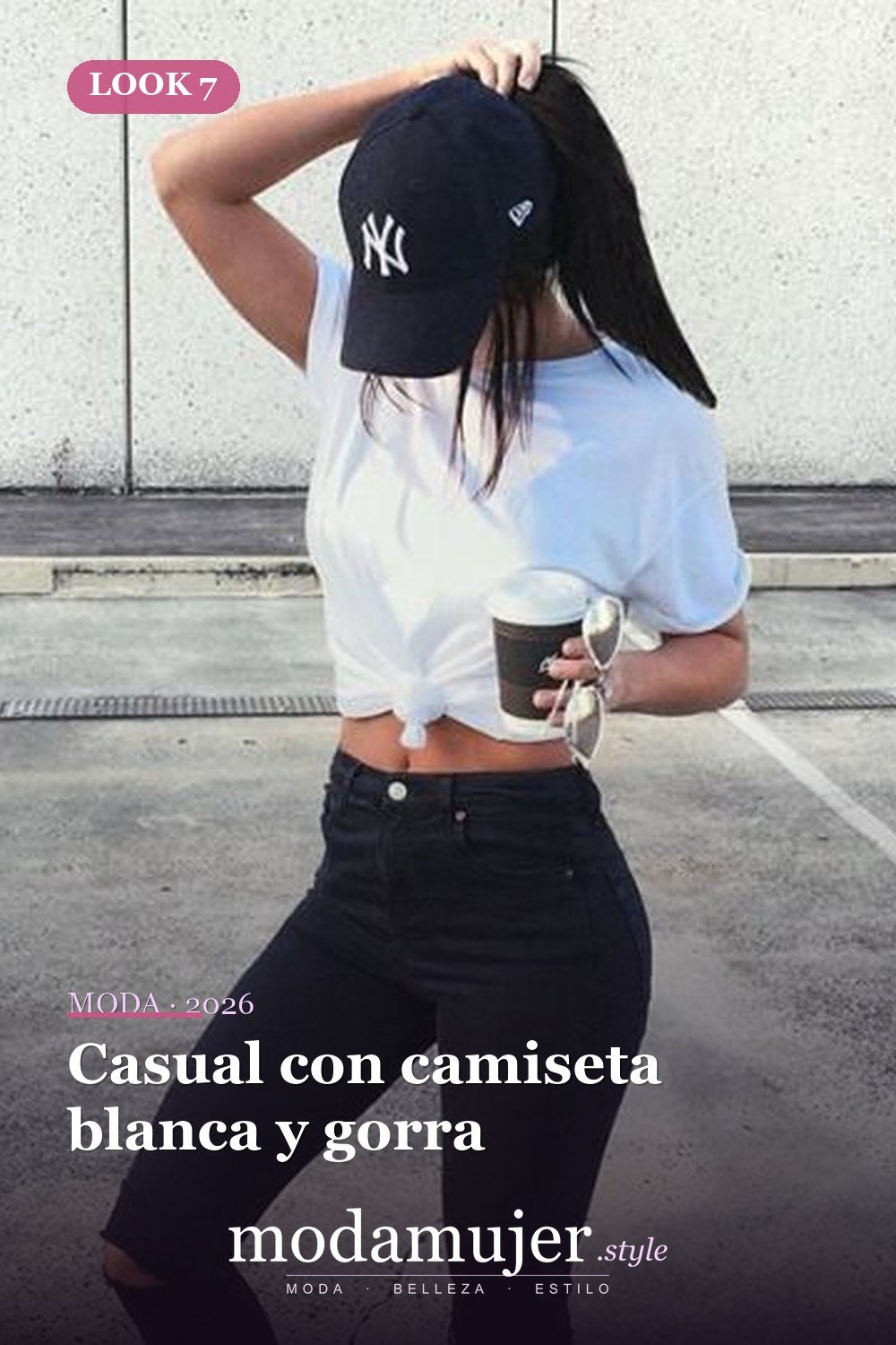 Casual con camiseta blanca y gorra — 27 ideas elegantes para vestir con jeans negros