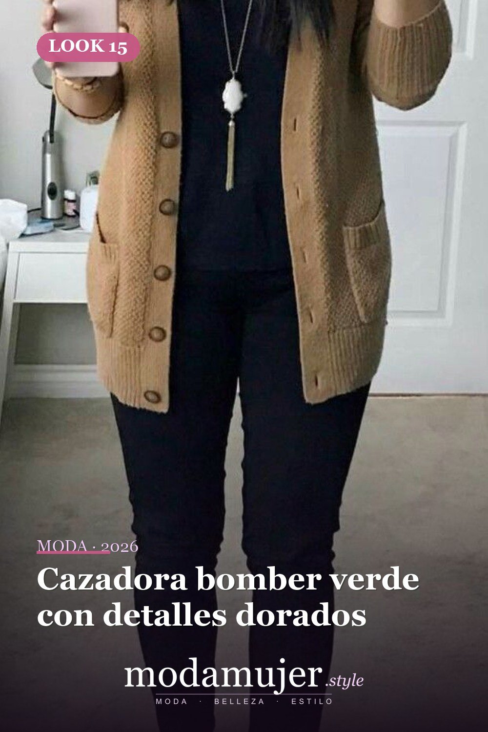 Cazadora bomber verde con detalles dorados — 27 ideas elegantes para vestir con jeans negros