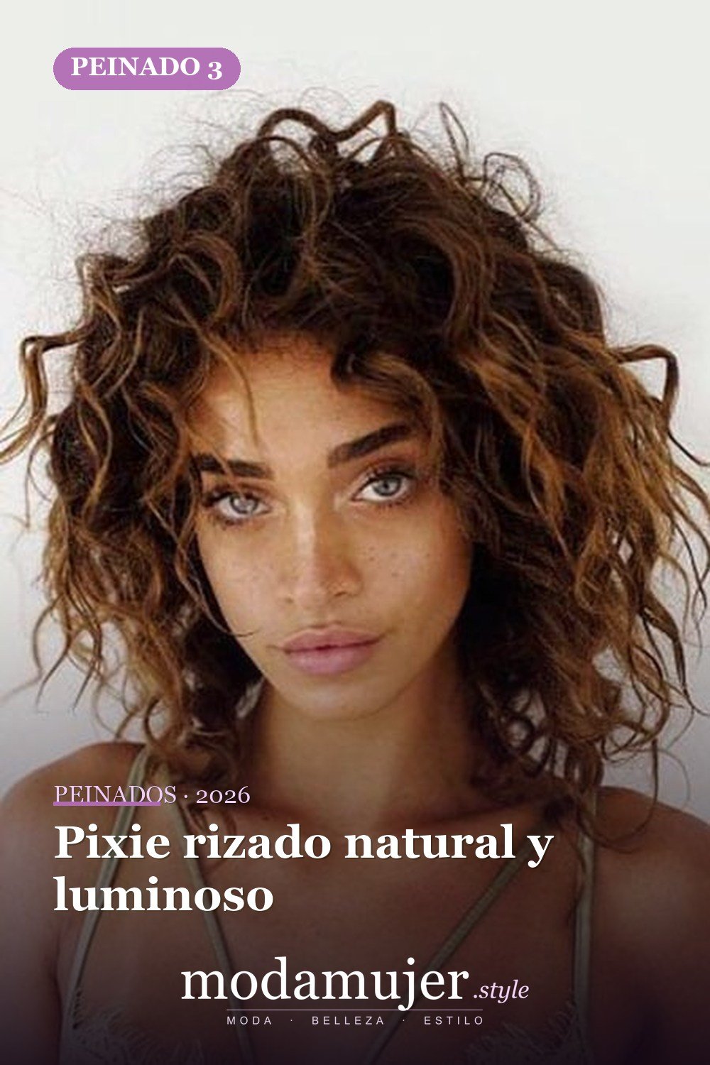 Pixie rizado natural y luminoso — 28 cortes de pelo para cabello corto y rizado