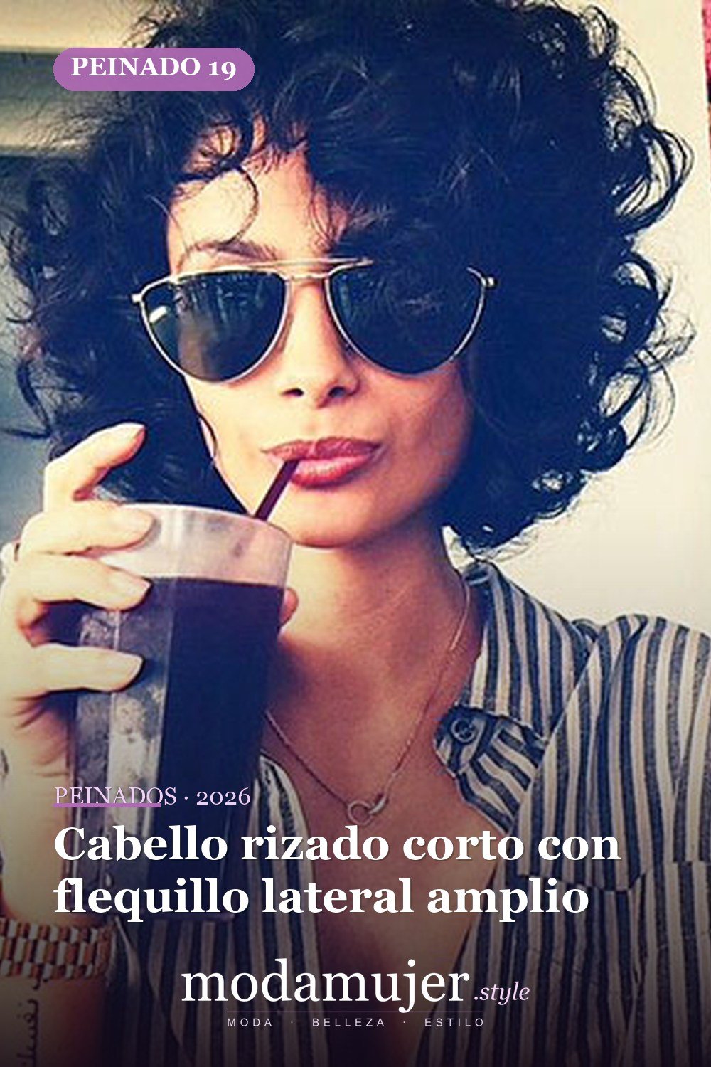 Cabello rizado corto con flequillo lateral amplio — 28 cortes de pelo para cabello corto y rizado