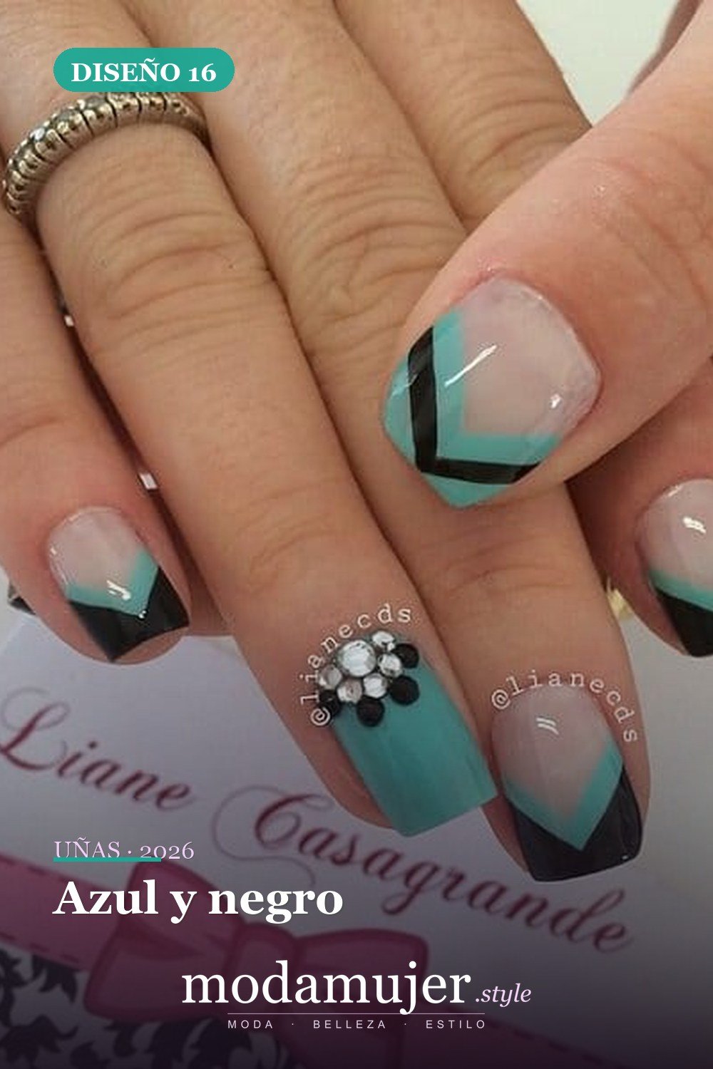 Azul y negro — 29 Adorables Diseños de Uñas Azules para 2026
