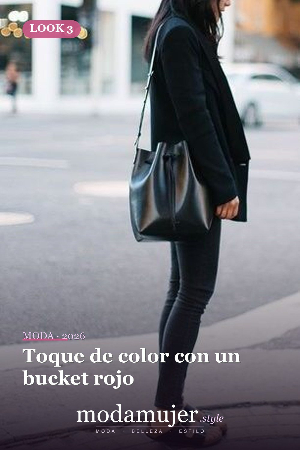 Toque de color con un bucket rojo — 29 ideas de atuendos de bolsos tipo cubo que toda chica debe probar