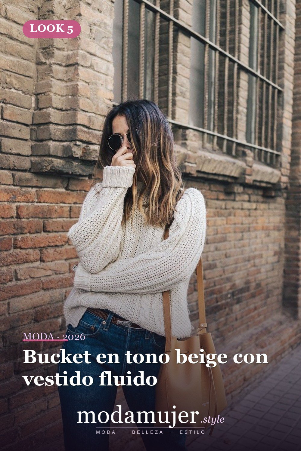 Bucket en tono beige con vestido fluido — 29 ideas de atuendos de bolsos tipo cubo que toda chica debe probar