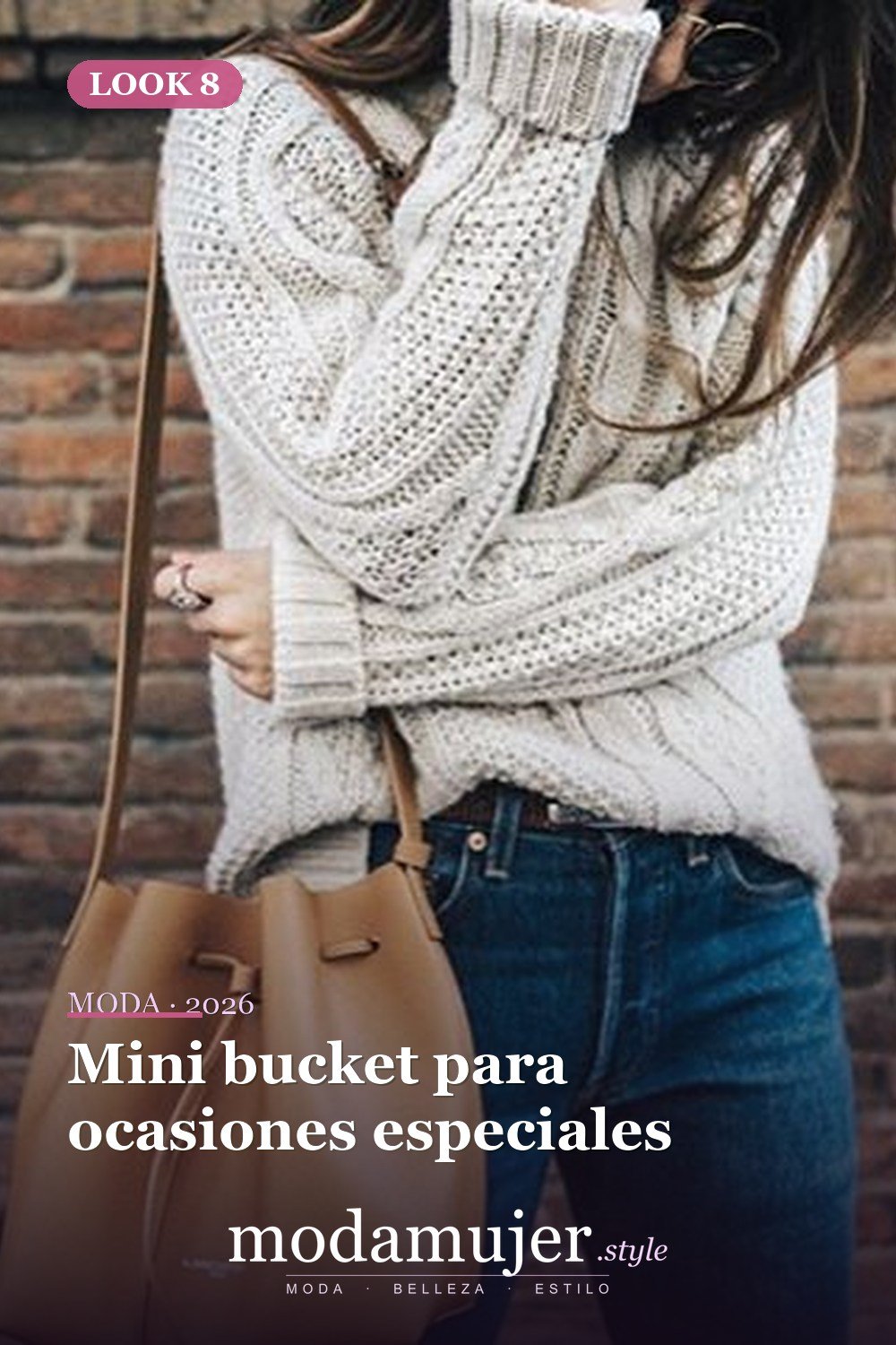 Mini bucket para ocasiones especiales — 29 ideas de atuendos de bolsos tipo cubo que toda chica debe probar