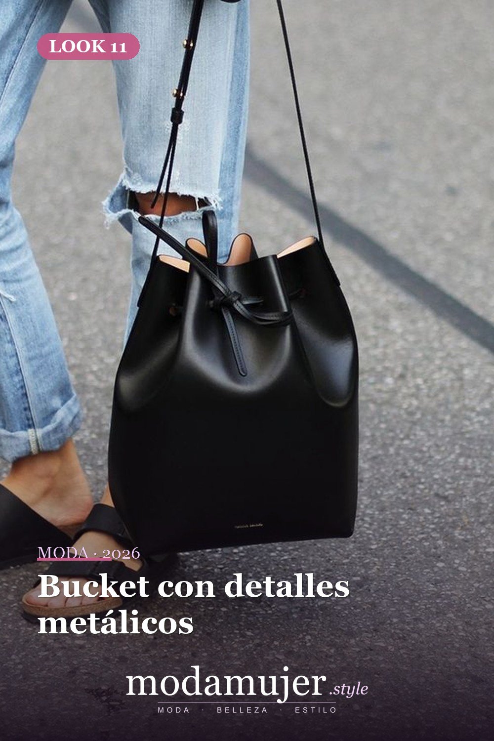 Bucket con detalles metálicos — 29 ideas de atuendos de bolsos tipo cubo que toda chica debe probar