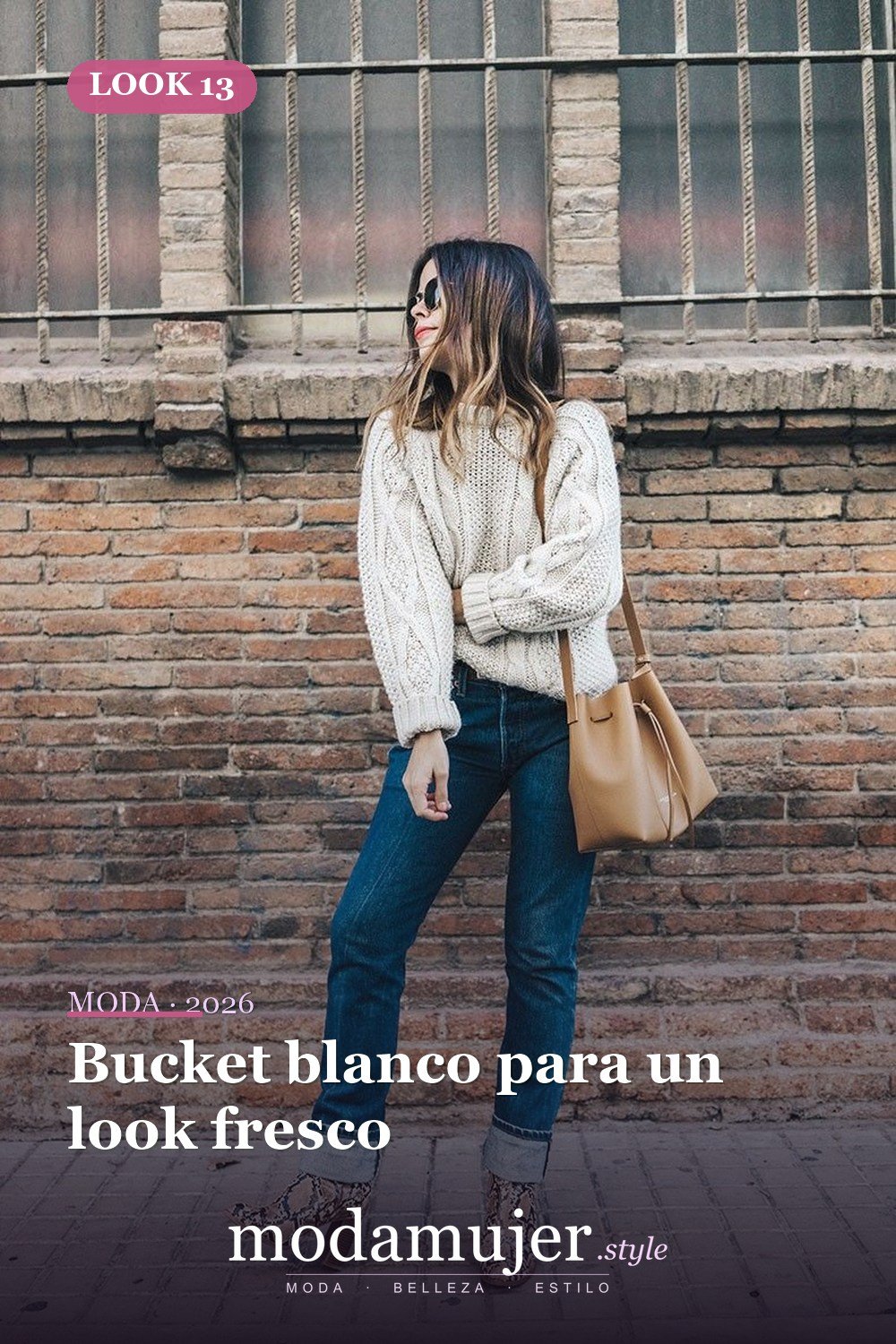 Bucket blanco para un look fresco — 29 ideas de atuendos de bolsos tipo cubo que toda chica debe probar