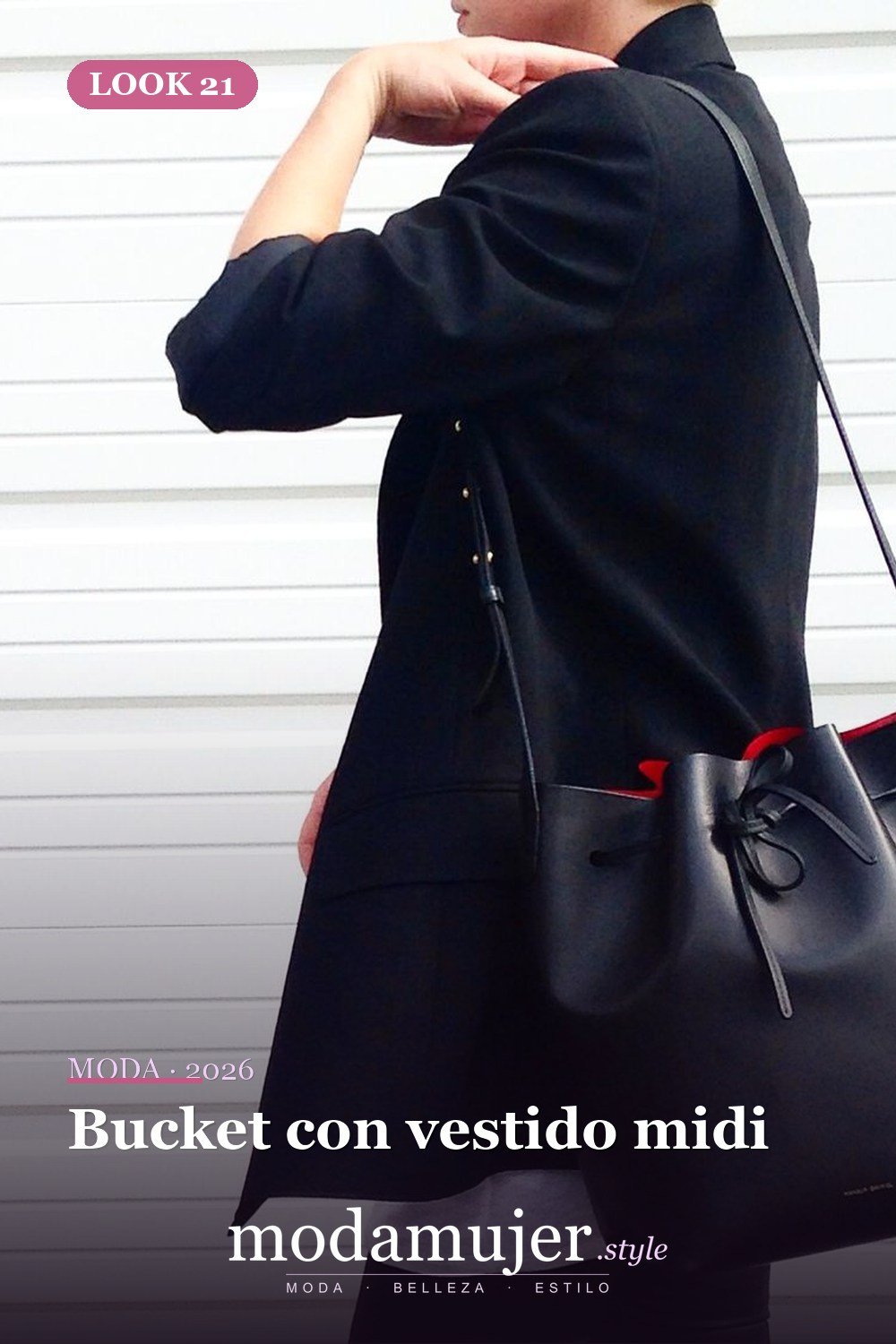 Bucket con vestido midi — 29 ideas de atuendos de bolsos tipo cubo que toda chica debe probar