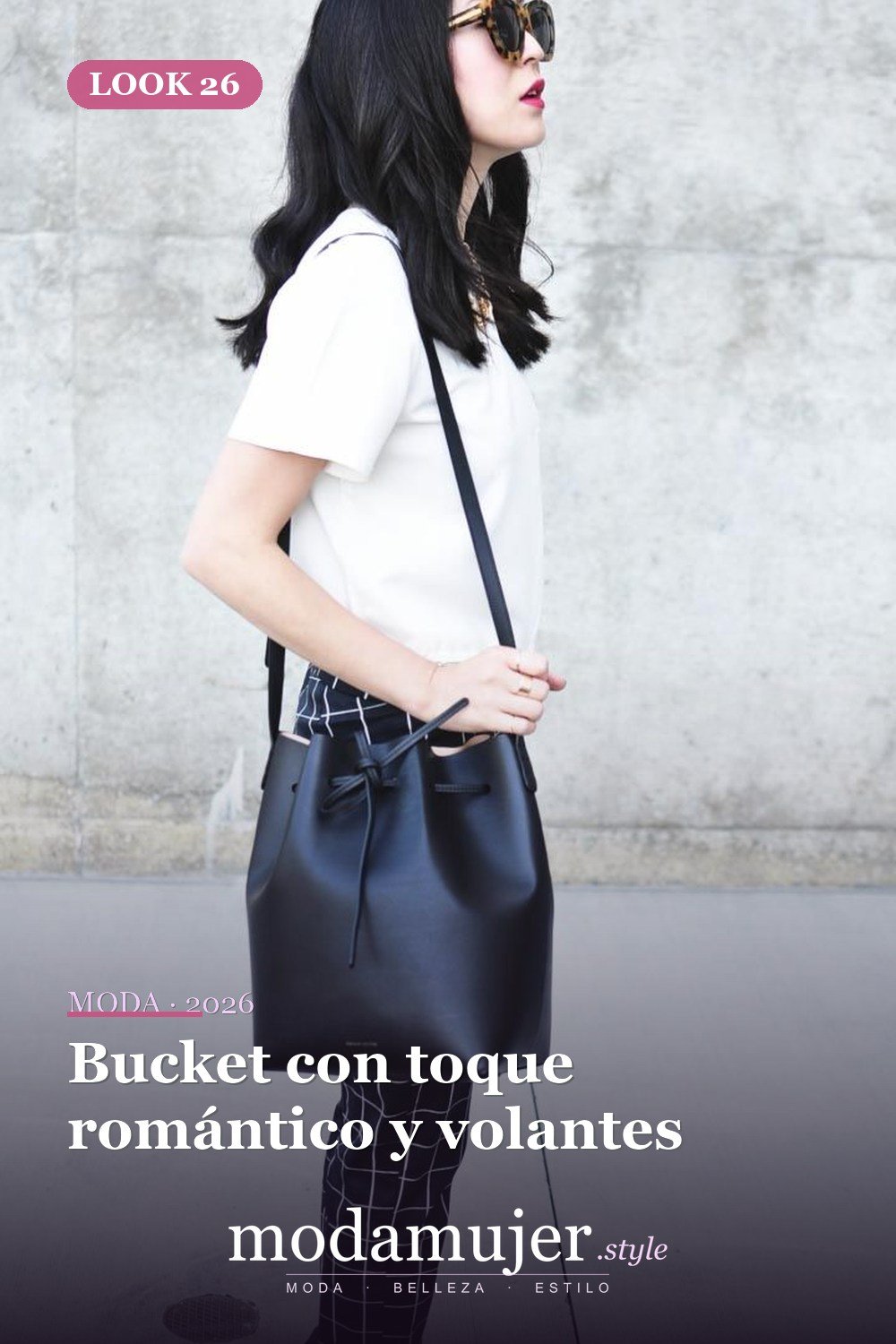 Bucket con toque romántico y volantes — 29 ideas de atuendos de bolsos tipo cubo que toda chica debe probar