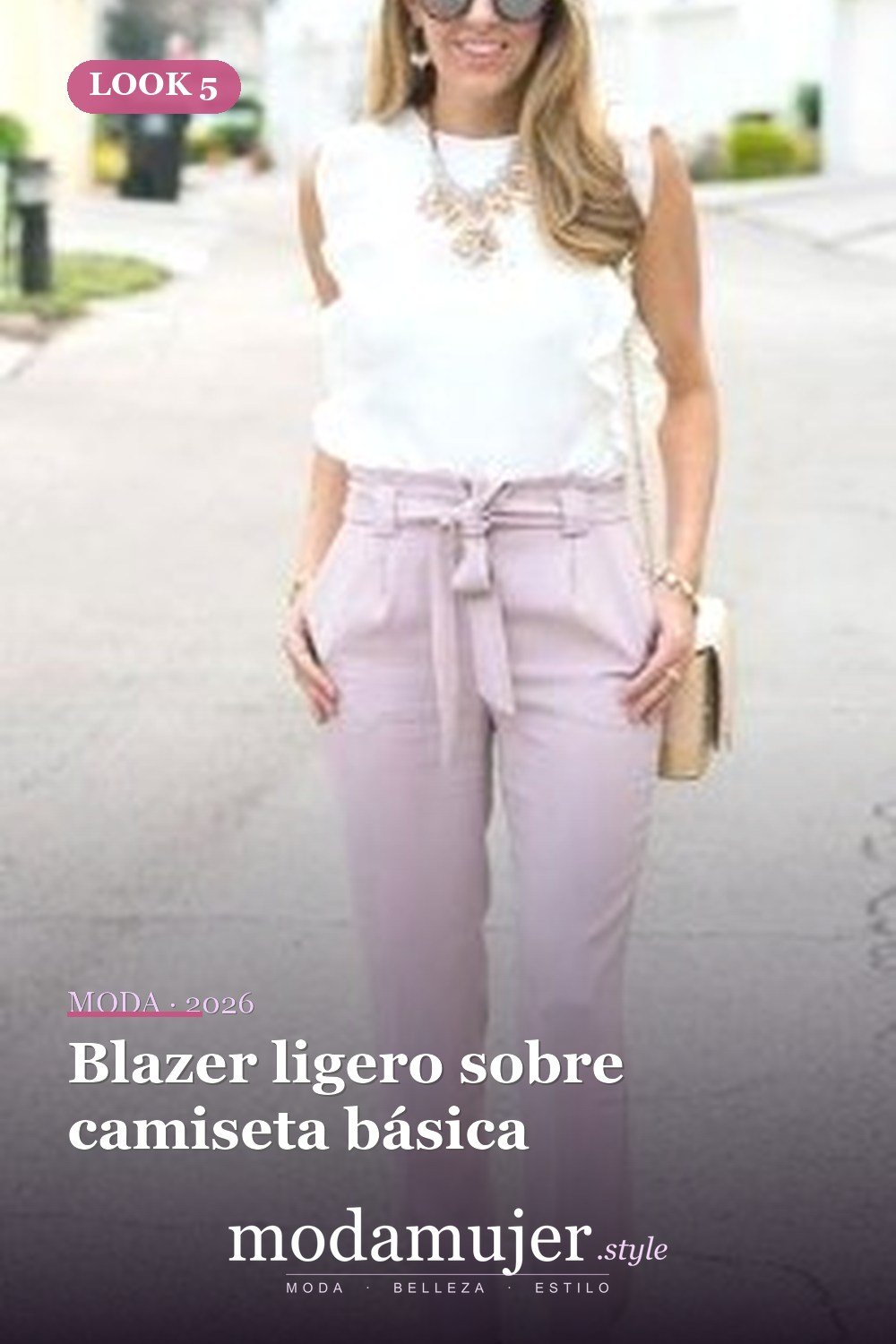 Blazer ligero sobre camiseta básica — 30 conjuntos de trabajo informal para el verano para probar este año