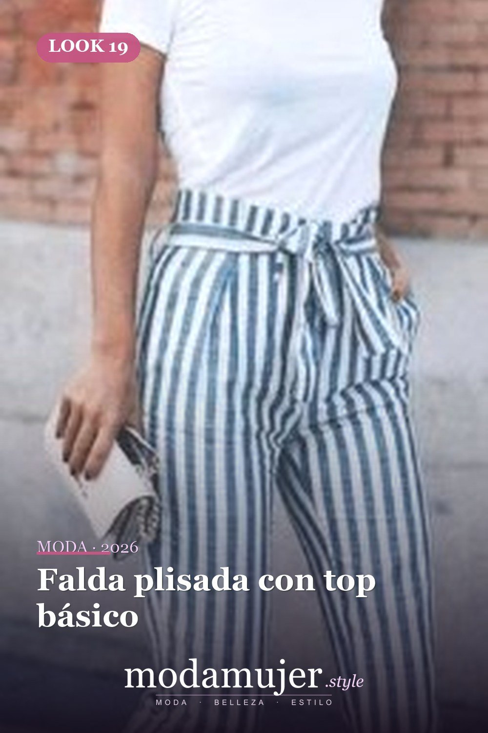 Falda plisada con top básico — 30 conjuntos de trabajo informal para el verano para probar este año