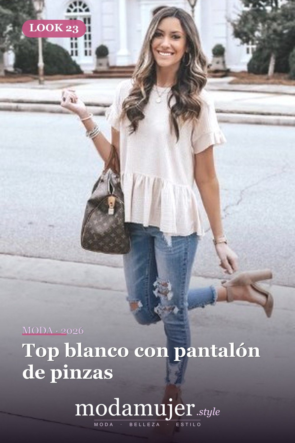 Top blanco con pantalón de pinzas — 30 conjuntos de trabajo informal para el verano para probar este año